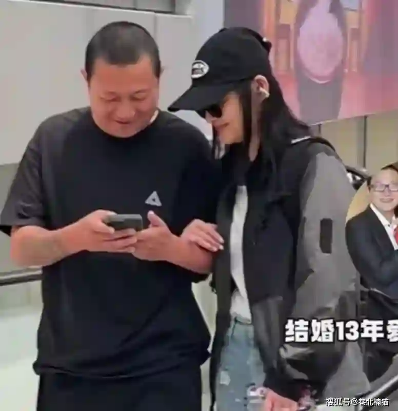梅婷回京老公曾剑现身接机，黑衣装扮“老人味”明显，牵手像父女