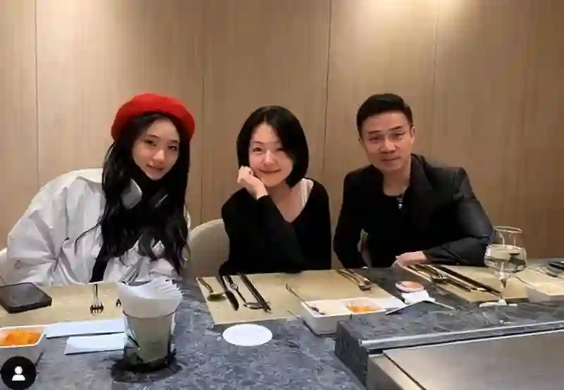 小S二女儿分享旅行美照！秀小蛮腰和豪车，不顾亲妈悲伤走不出门