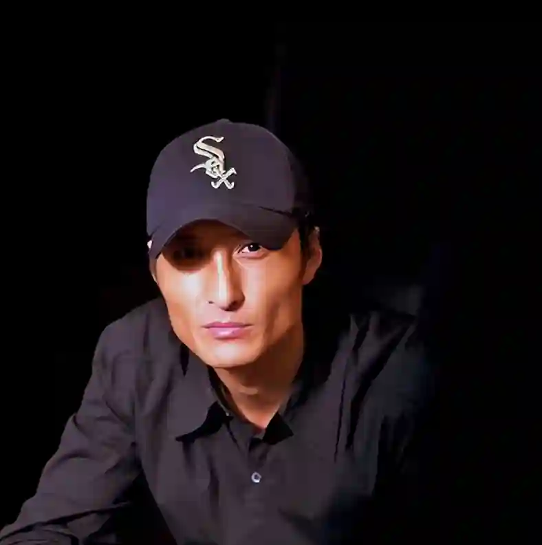 演员亲兄弟，境遇大不相同！弟弟住豪宅，哥哥却在成名后锒铛入狱