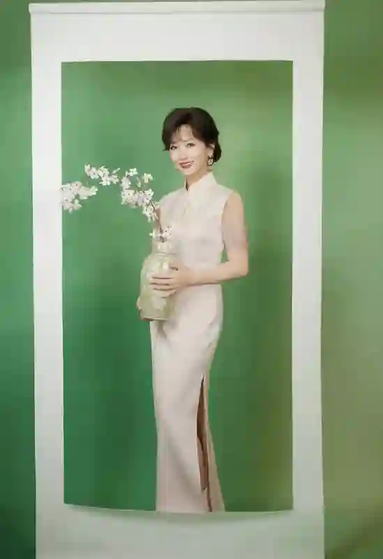 赵雅芝71岁穿旗袍如画中仙！古韵旗袍配优雅气质，岁月不败美人
