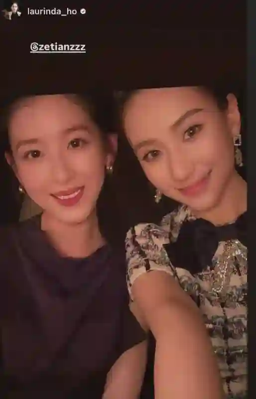 章泽天合影何超莲惹人怜，眉眼温柔像小白花，窦骁老婆嘴大气场强