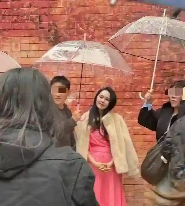57岁伊能静不服老，巴塞罗那7度穿裙，路人镜头下展现真实魅力！