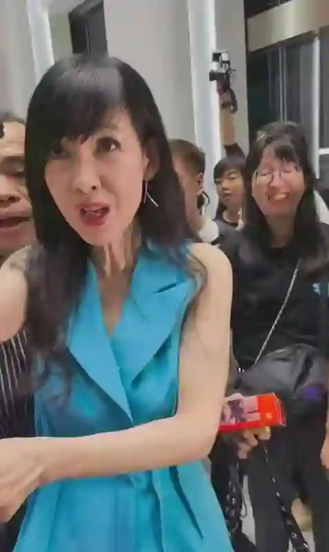 58岁周慧敏变化大，皮肤松垮，眼神吓人，牙齿歪黄让人不忍！