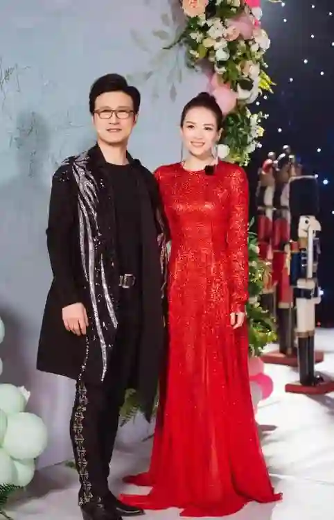 离婚两年，汪峰用求婚规格给宁静庆生，彻底撕碎章子怡最后的体面