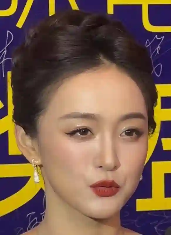 澳门红毯：梅婷大秀长腿惊艳，李梦肤色暗沉油腻，何泓姗生图状态优越
