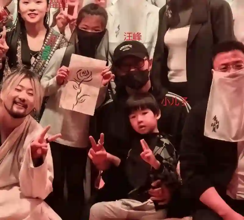 章子怡腿伤接娃放学，汪峰带三子看话剧，离婚后各自生活愉快