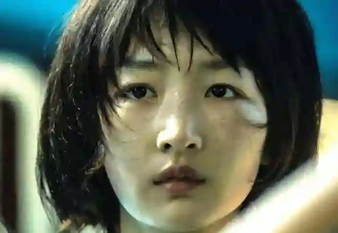 驴脸、龅牙、平胸，4位女星外貌争议，凭啥红遍大江南北？