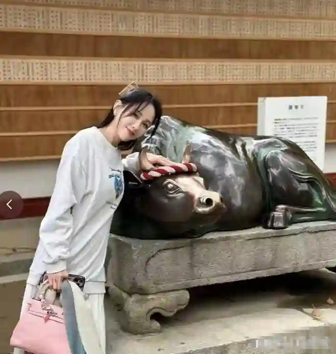 46岁陈乔恩和老公日本旅游：扎两个小辫子太减龄，像20岁少女一样