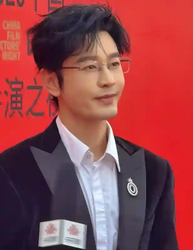 中国电影导演之夜：宋佳满分贵气，刘雨昕造型怪，周笔畅你穿的啥