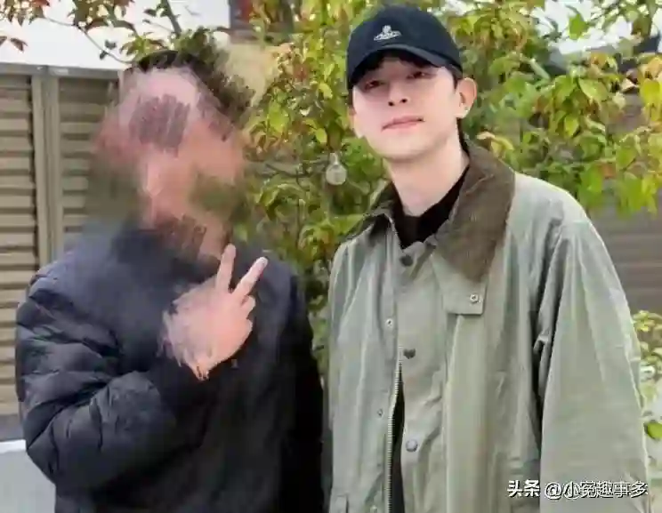 33岁邓伦被偶遇出行，独自开车拿东西，此前被曝结婚开启新生活