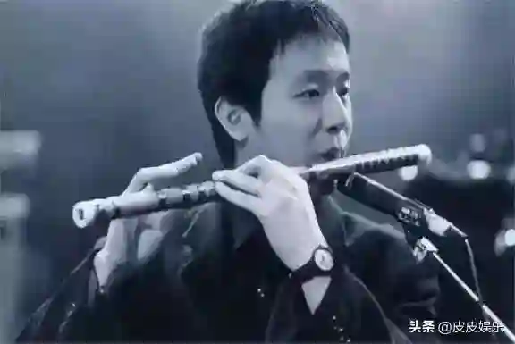 56岁窦唯现状：秃头发福，像公园遛弯大爷，与王菲像是两代人