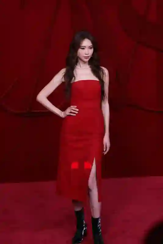 林志玲，终究躲不过岁月蹉跎，50岁轮廓下垂，一脸的医美痕迹