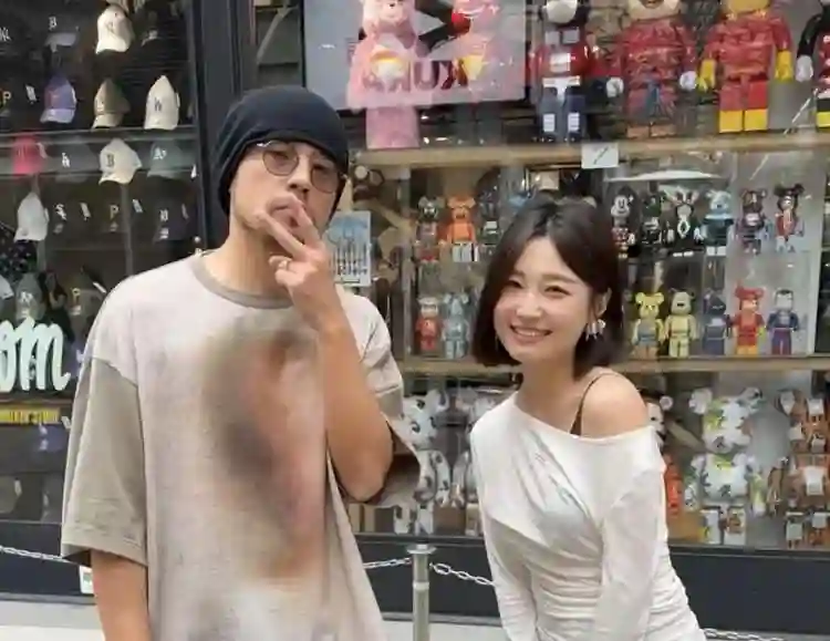 周杰伦和昆凌在日本游玩，又黑又瘦，像刚从非洲回来，变化太大了