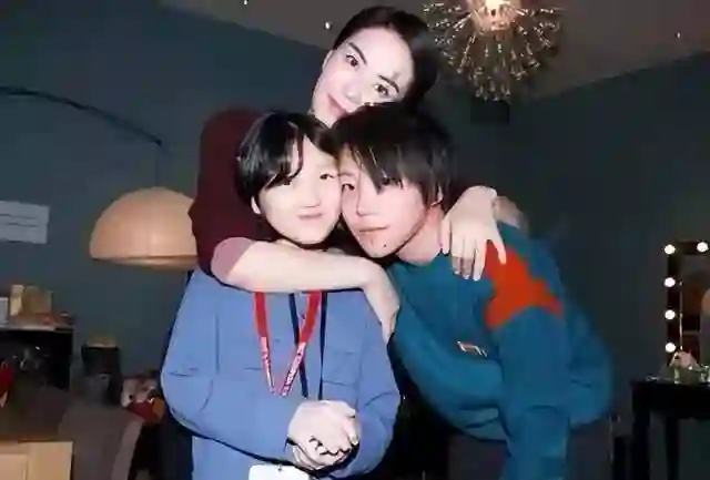 那英在伦敦陪李嫣吃饭，比王菲还贴心，嫣儿笑容满面和阿姨聊天