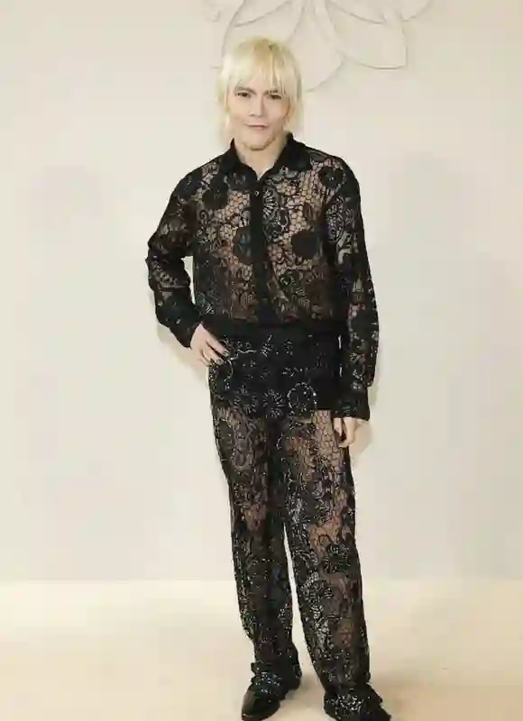 从透视装到金属抹胸，向佐的“猎奇路”越走越宽，网友心疼郭碧婷