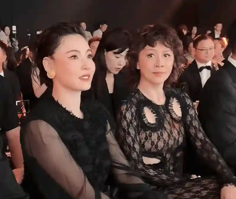 59岁刘嘉玲与45岁张柏芝同台，二人表情不自然，眼神也无过多交集