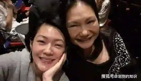 大S去世3个月后，小S搬去和S妈同住，接替大S和大姐一起照顾S妈
