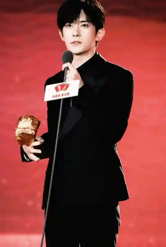 中国电影导演之夜：宋佳满分贵气，刘雨昕造型怪，周笔畅你穿的啥