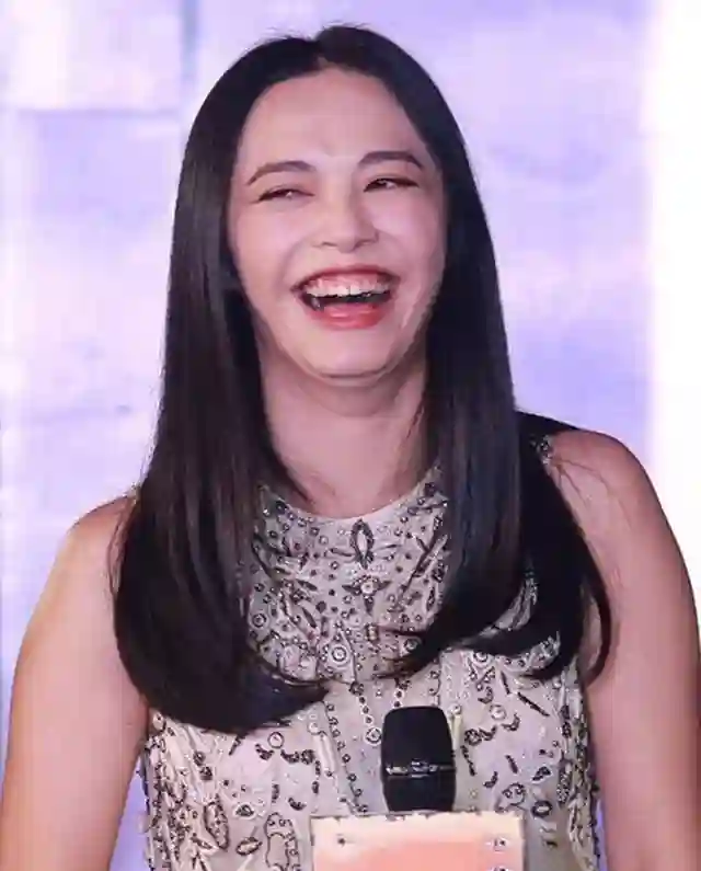 驴脸、龅牙、平胸，4位女星外貌争议，凭啥红遍大江南北？