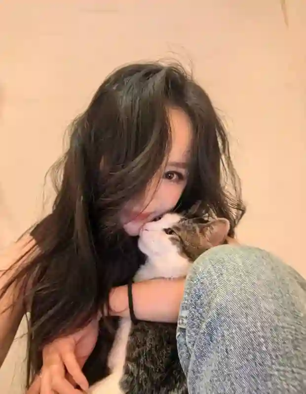 杨幂分享立夏美照，与猫咪贴贴超有爱