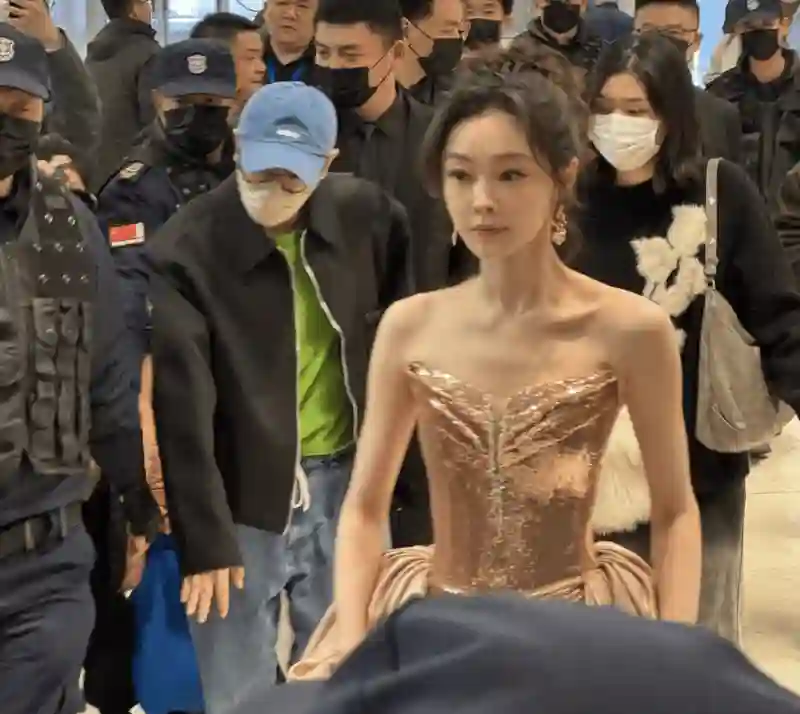 34岁宋轶武汉商场被偶遇，穿鎏金抹胸裙无又美又仙白到发光，无滤镜生图好甜美！