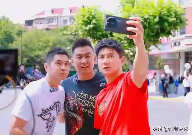 吴奇隆上海被偶遇，手上婚戒抢镜，与刘诗诗婚变传闻，不攻自破！