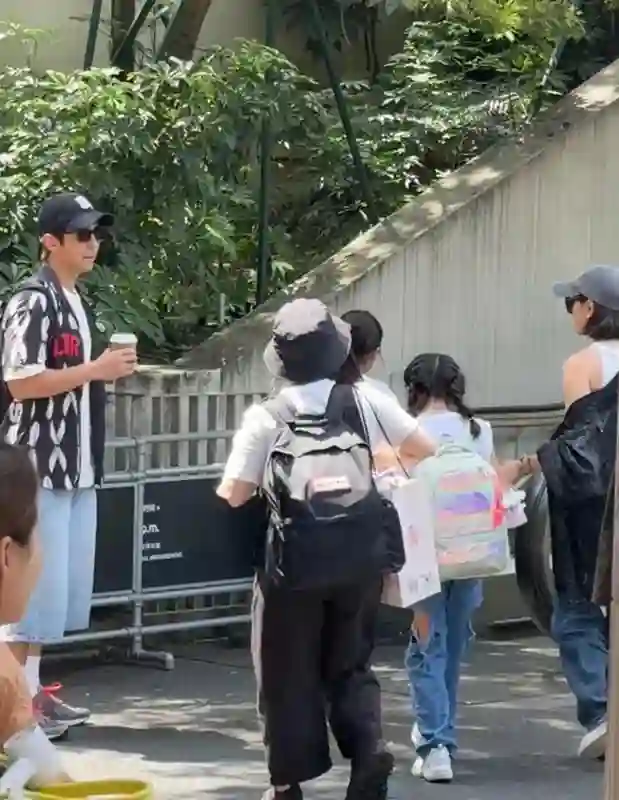贾静雯一家成都逛街，50岁像30岁，咘咘天生高颅顶，但没波妞可爱