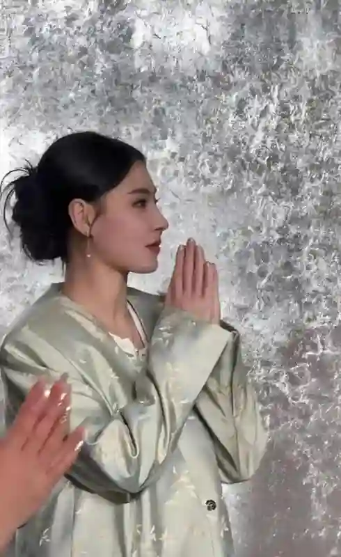 44岁张柏芝出席活动！穿新中式装扮美得像个娃娃，众人都抢着合影
