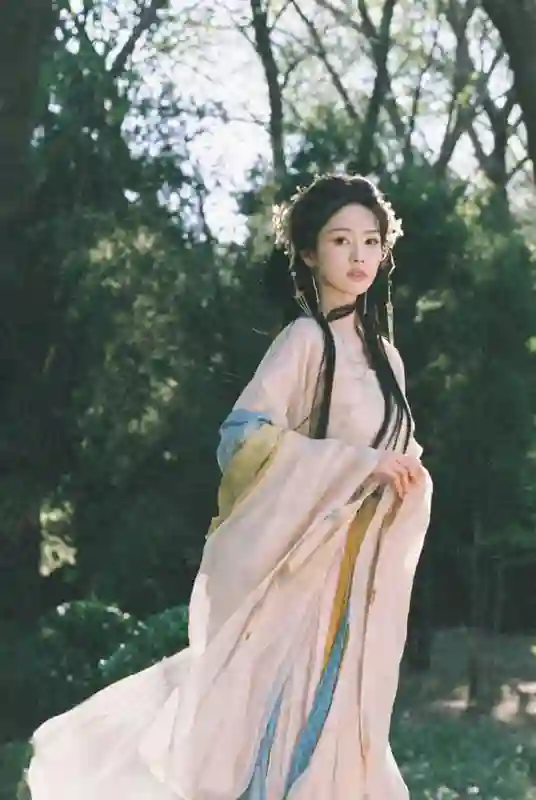 白鹿粉色古装赏花路透：明媚似春桃
