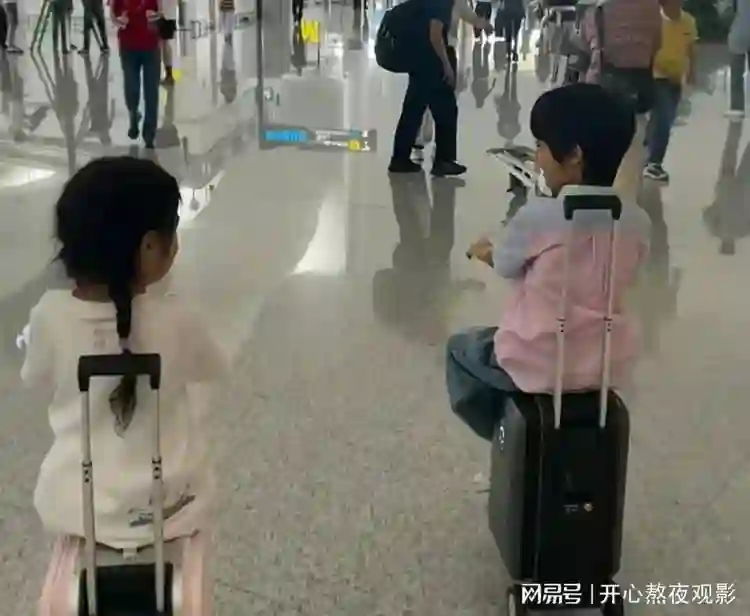 麦迪娜婆媳同游新疆打卡六星街，保姆跟着带娃，儿子女儿都超萌