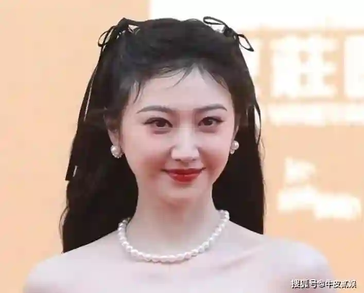 妈呀，华表奖红毯女星生图太真实，一个个像是吃了防腐剂似的