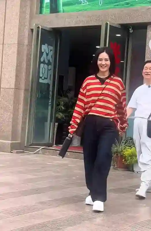 43岁谢娜近照曝光，和父母下小馆子，纯纯“厂妹风”穿搭<em>土气</em>朴素