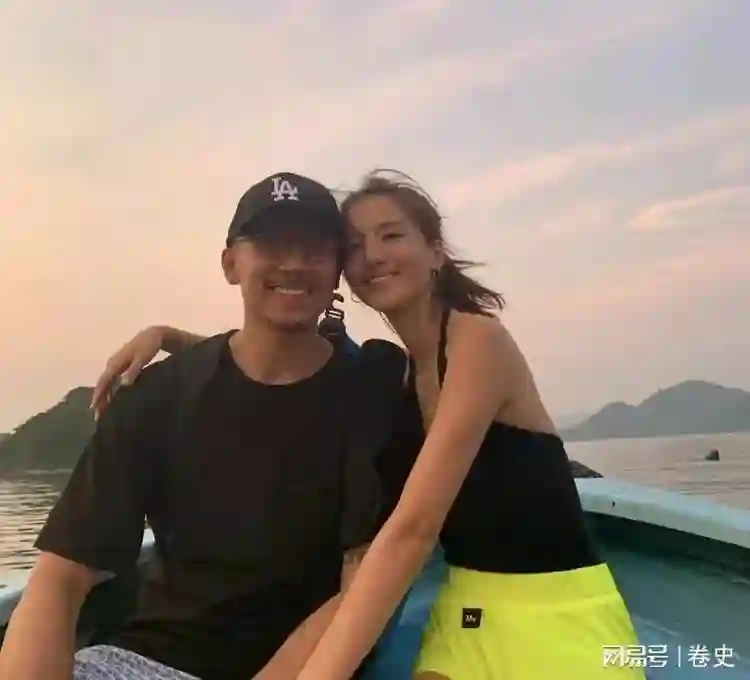 吴千语和老公在韩国吃烤肉，施伯雄身材好壮硕，整个人沧桑了好多