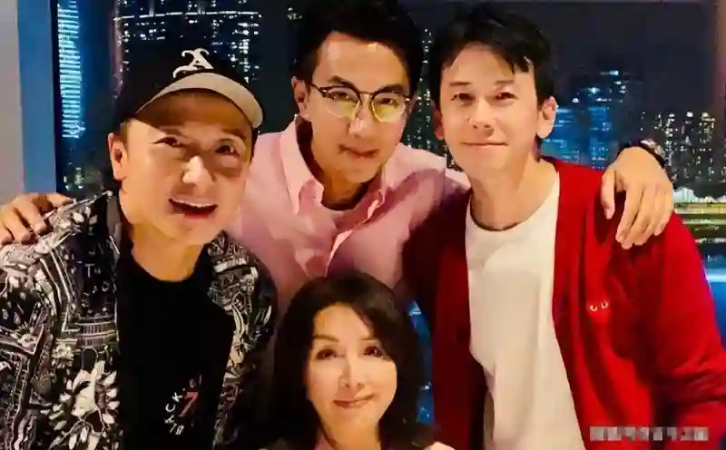 刘恺威回香港参加聚会心情好，50岁年轻似小伙，杨幂前几日也赴港