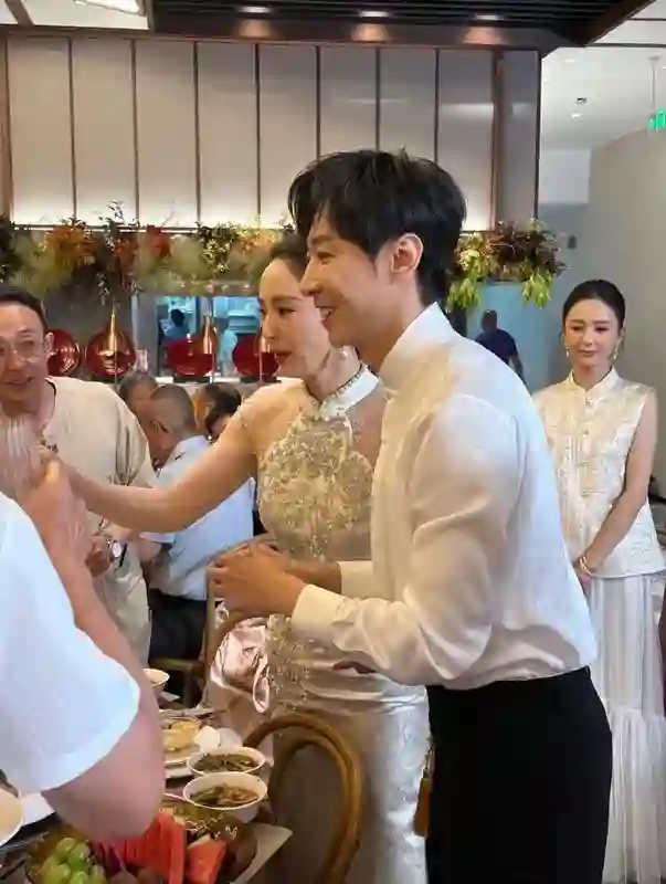 两个毫无交集的人突然结婚了？