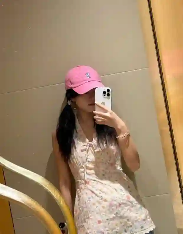 赵今麦双马尾搭配挂脖碎花上衣，活泼少女感溢出屏幕