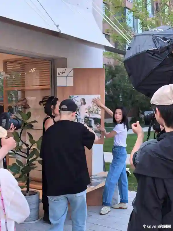 45岁董洁近照曝光，改行开服装店当老板，生图看起来又漂亮又年轻