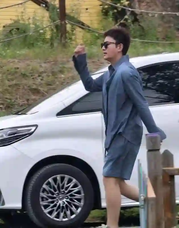 贾乃亮李小璐离婚后首合体引热议：避嫌不避责，女儿成最大赢家