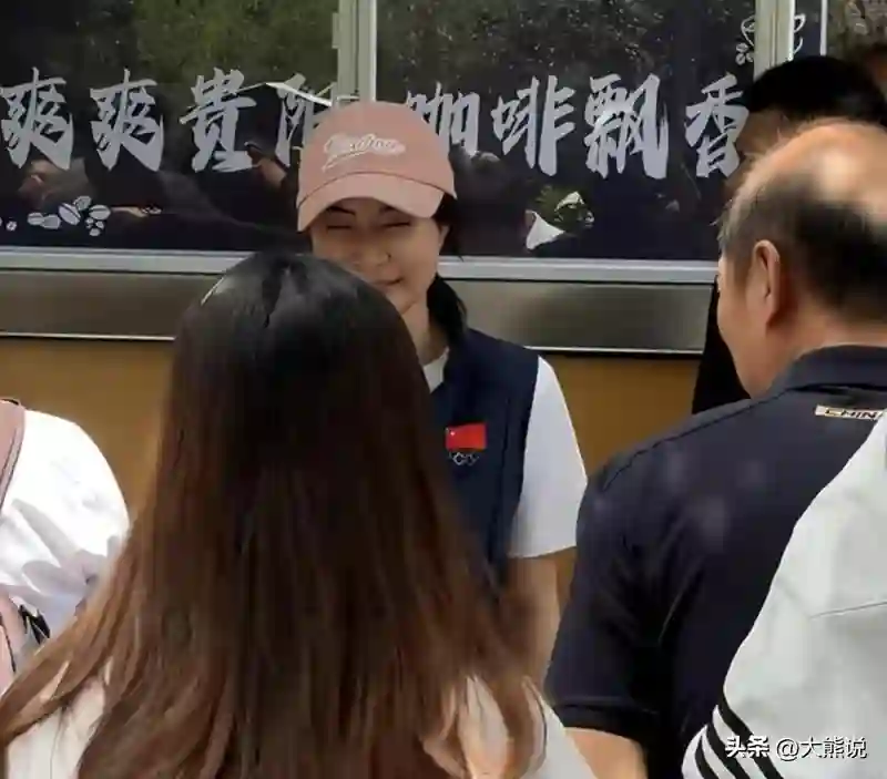 郭晶晶儿子罕见露脸，被夸外国帅哥范儿，跟妹妹三人共用一张脸