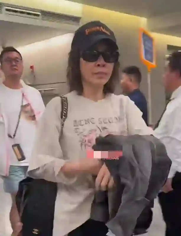 刘嘉玲机场素颜照曝光，暗沉蜡黄肌肤反差大，全程黑脸显不自信