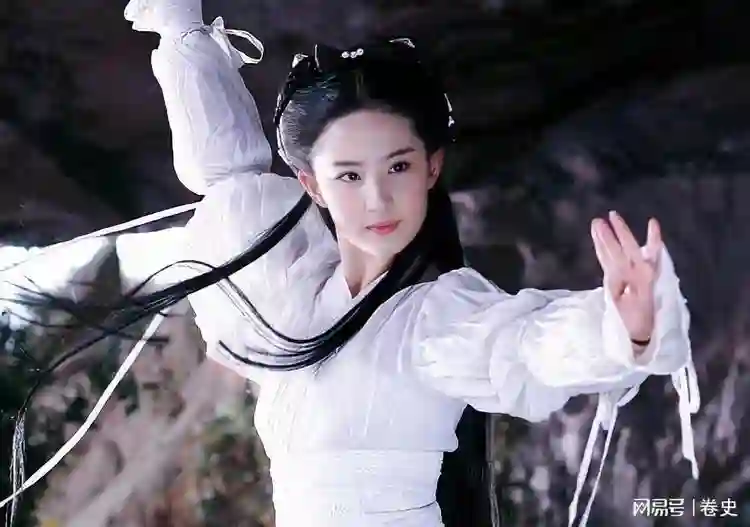 事实证明，“不合群”的刘亦菲和赵丽颖，才是娱乐圈真正的聪明人
