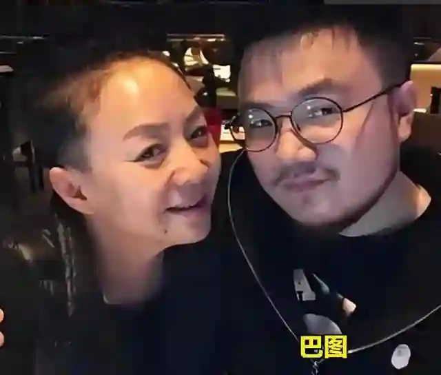 65岁宋丹丹现状：3段婚姻4个男人，面容憔悴，和那英在北京逛商场