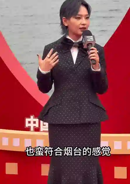 中国电影导演之夜：宋佳满分贵气，刘雨昕造型怪，周笔畅你穿的啥