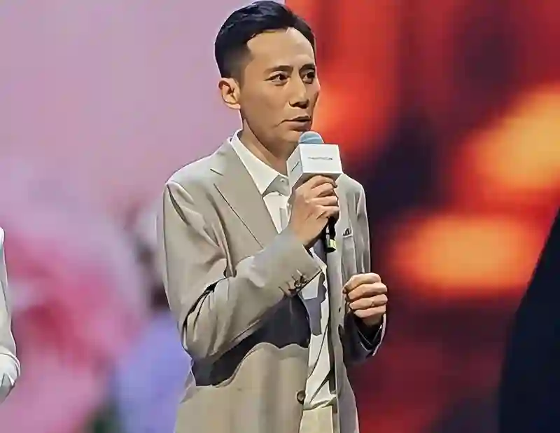 谢娜在演唱会高调撒糖，刘烨车展一脸落寞瘦成纸片人，他后悔了吗