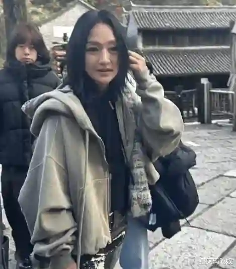 50岁周迅为何如此苍老？无美颜皱纹满脸，宛如乡村老妪