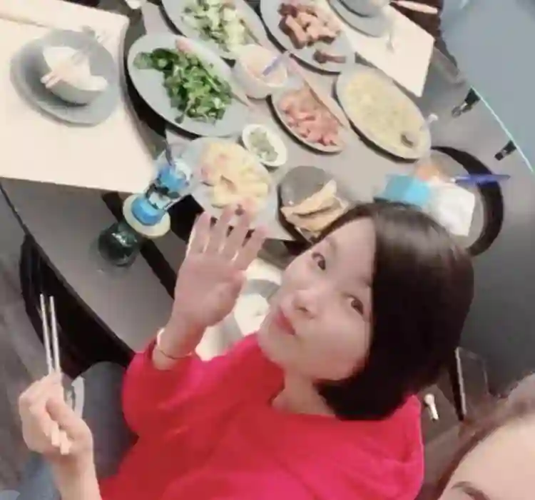 张柏芝为经纪人庆生，送了一车的花与礼物，两人合作25年情如姐妹