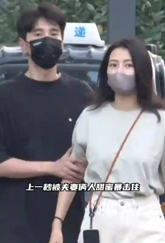 高圆圆女儿正面照首度曝光，皮肤偏黑五官似父，母女被偷拍尴尬微笑性格温和
