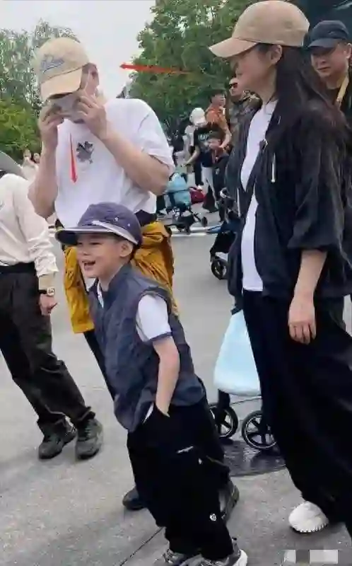 蒋勤勤太会生了，儿子一个比一个帅气！带儿子逛环球影城被偶遇