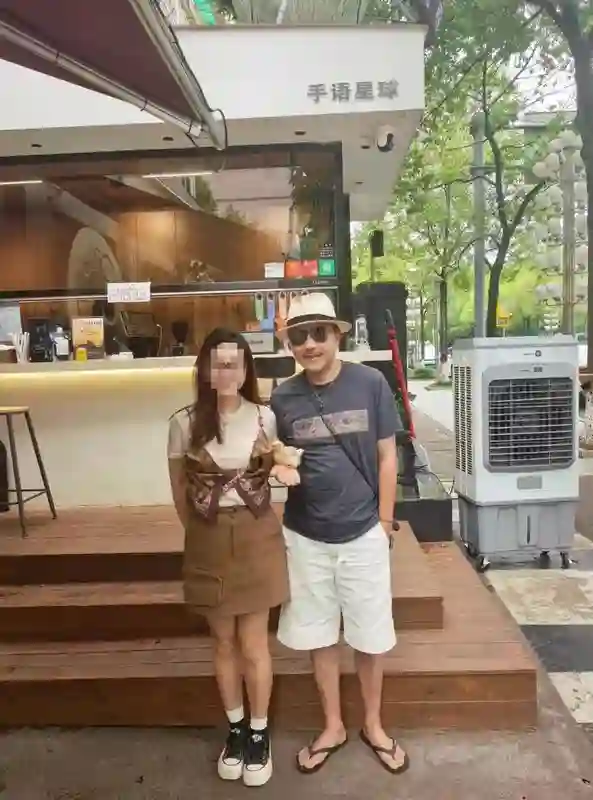 汪涵约周笔畅咖啡店叙旧，眼袋好大长了老年斑，两人坐街边像父女