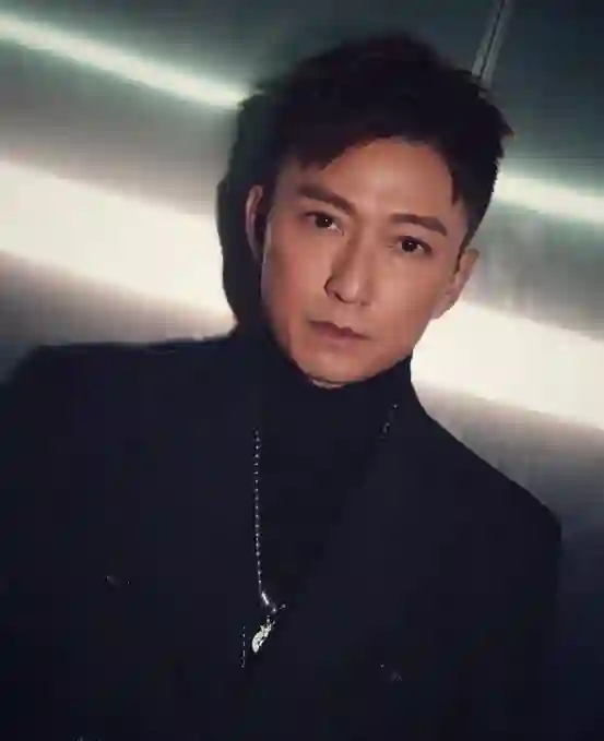 TVB视帝晒全家福，力破婚变传闻，曾不戴婚戒夜蒲被猜测夫妻离婚
